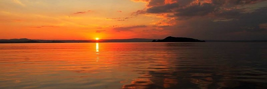 Aperitivo in barca al tramonto sul lago di Garda